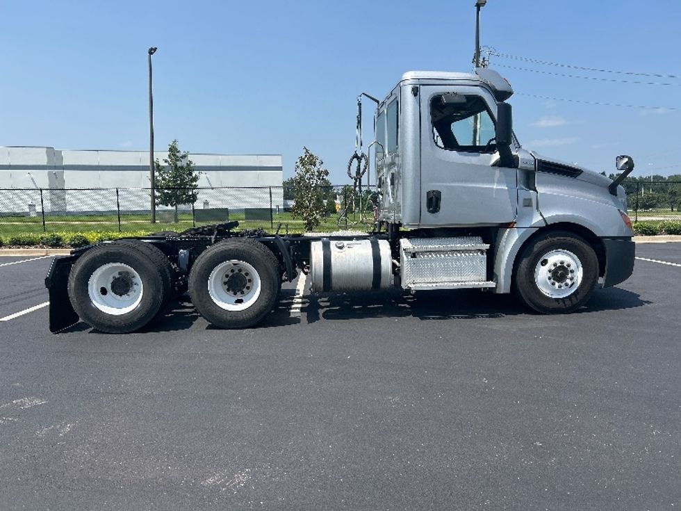 Day Cab Tractor-Heavy Duty Tractors-Freightliner-2019-T12664ST-Madison-AL-344,084\n\t\tmiles-$ 45,750 - Image 8