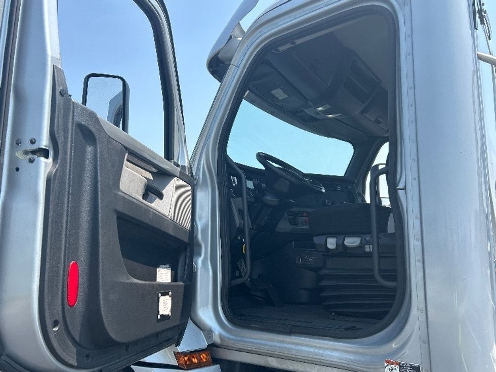 Day Cab Tractor-Heavy Duty Tractors-Freightliner-2019-T12664ST-Madison-AL-344,084\n\t\tmiles-$ 45,750 - Image 9