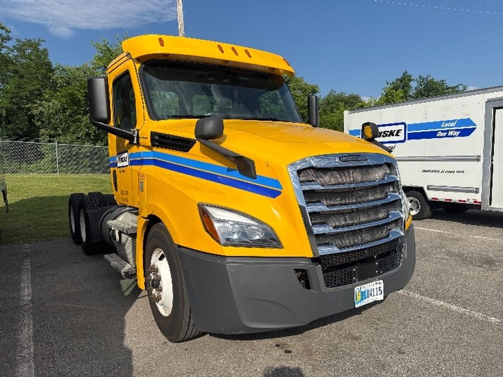 Day Cab Tractor-Heavy Duty Tractors-Freightliner-2019-T12664ST-Madison-AL-519,404\n\t\tmiles-$ 32,250 - Image 1