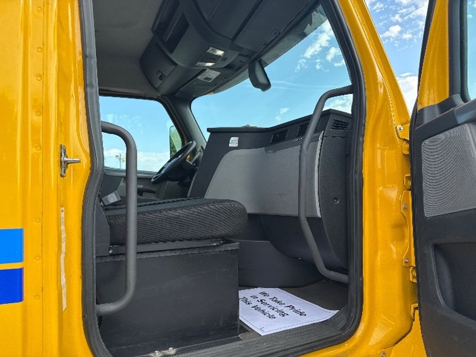 Day Cab Tractor-Heavy Duty Tractors-Freightliner-2019-T12664ST-Madison-AL-519,404\n\t\tmiles-$ 32,250 - Image 11