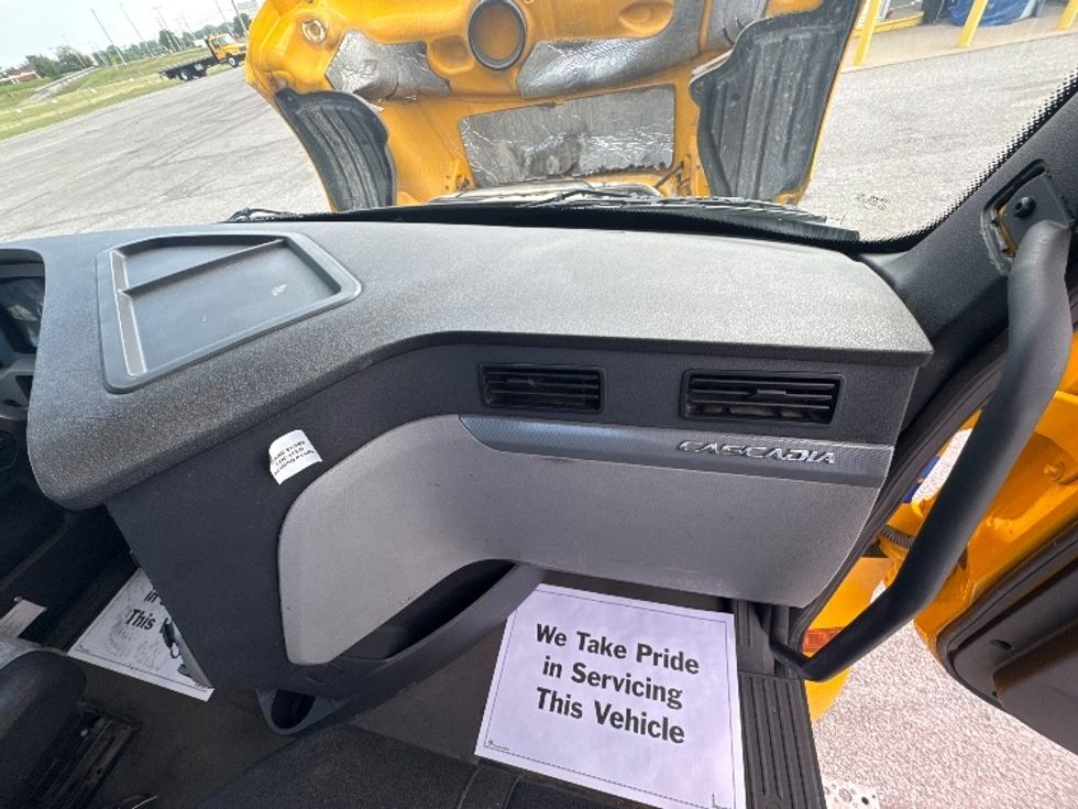 Day Cab Tractor-Heavy Duty Tractors-Freightliner-2019-T12664ST-Madison-AL-519,404\n\t\tmiles-$ 32,250 - Image 12