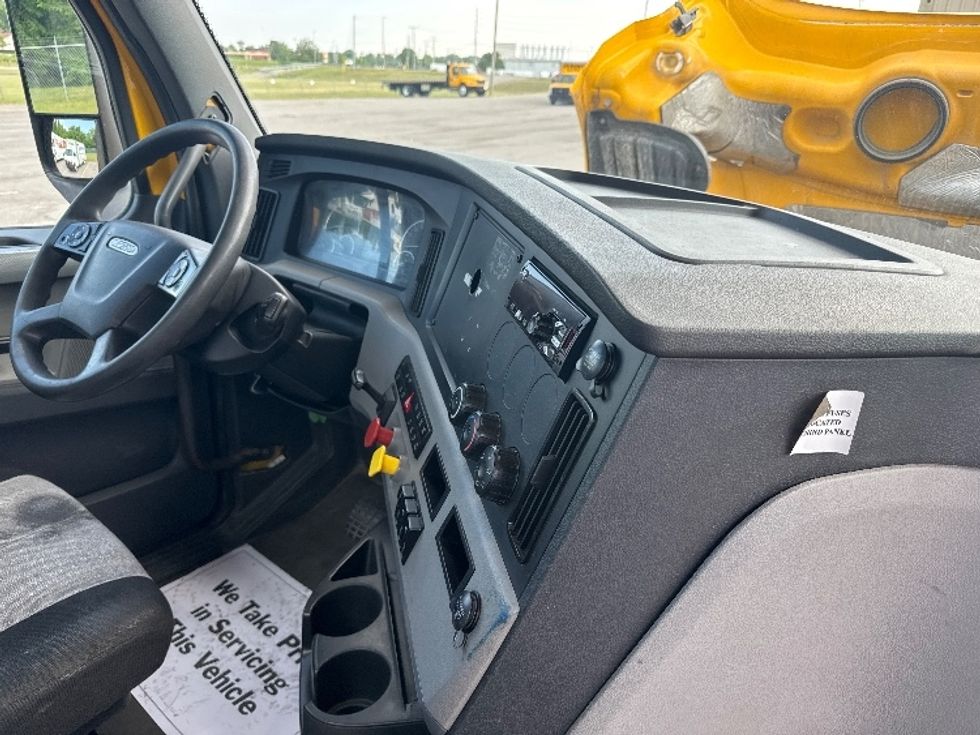Day Cab Tractor-Heavy Duty Tractors-Freightliner-2019-T12664ST-Madison-AL-519,404\n\t\tmiles-$ 32,250 - Image 13