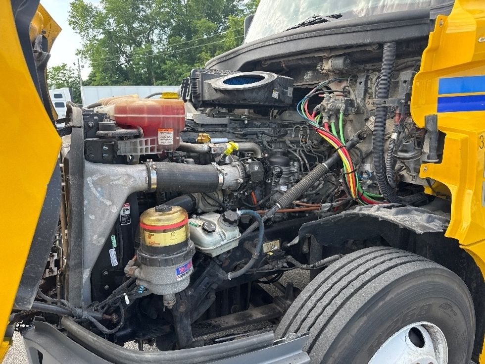 Day Cab Tractor-Heavy Duty Tractors-Freightliner-2019-T12664ST-Madison-AL-519,404\n\t\tmiles-$ 32,250 - Image 15