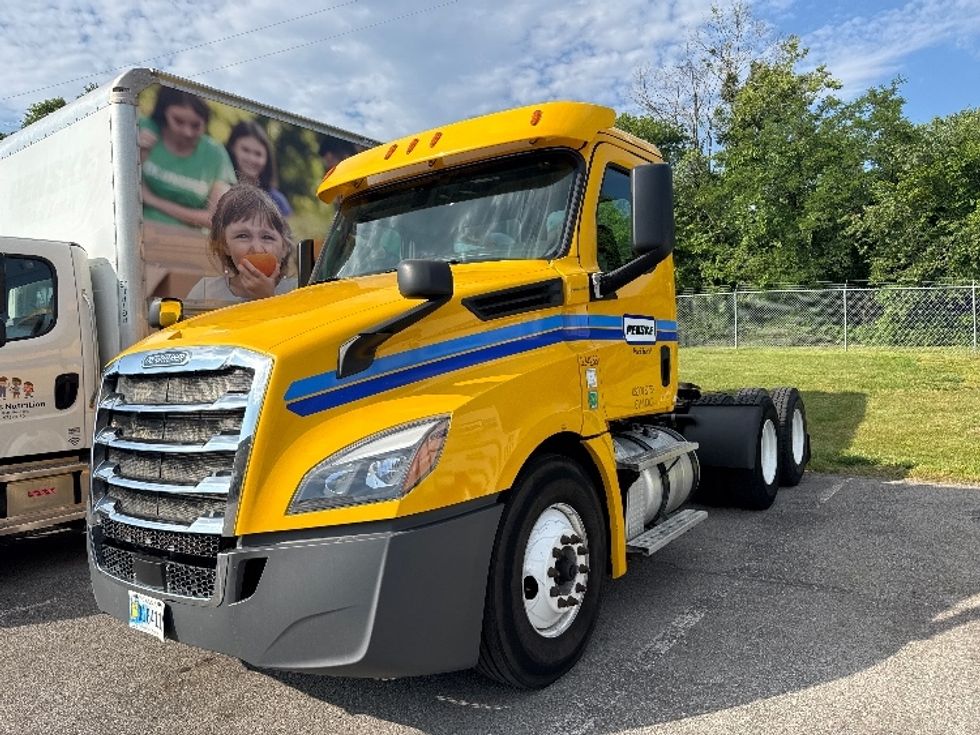 Day Cab Tractor-Heavy Duty Tractors-Freightliner-2019-T12664ST-Madison-AL-519,404\n\t\tmiles-$ 32,250 - Image 3