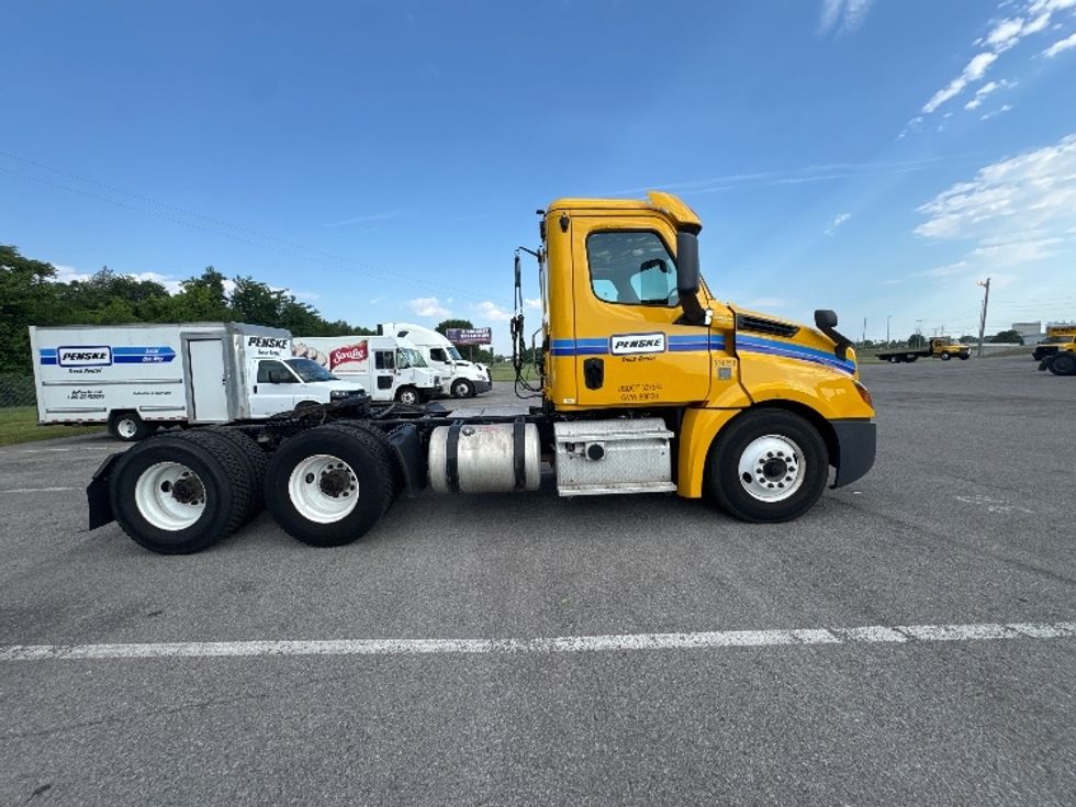 Day Cab Tractor-Heavy Duty Tractors-Freightliner-2019-T12664ST-Madison-AL-519,404\n\t\tmiles-$ 32,250 - Image 7