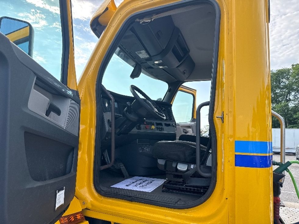 Day Cab Tractor-Heavy Duty Tractors-Freightliner-2019-T12664ST-Madison-AL-519,404\n\t\tmiles-$ 32,250 - Image 8
