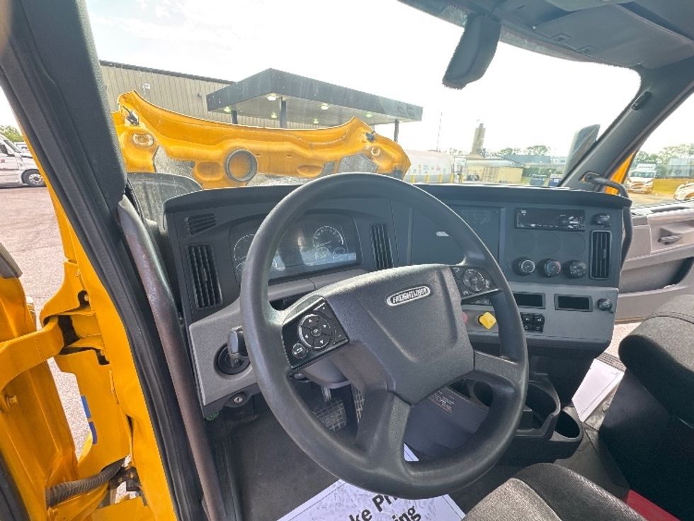 Day Cab Tractor-Heavy Duty Tractors-Freightliner-2019-T12664ST-Madison-AL-519,404\n\t\tmiles-$ 32,250 - Image 9
