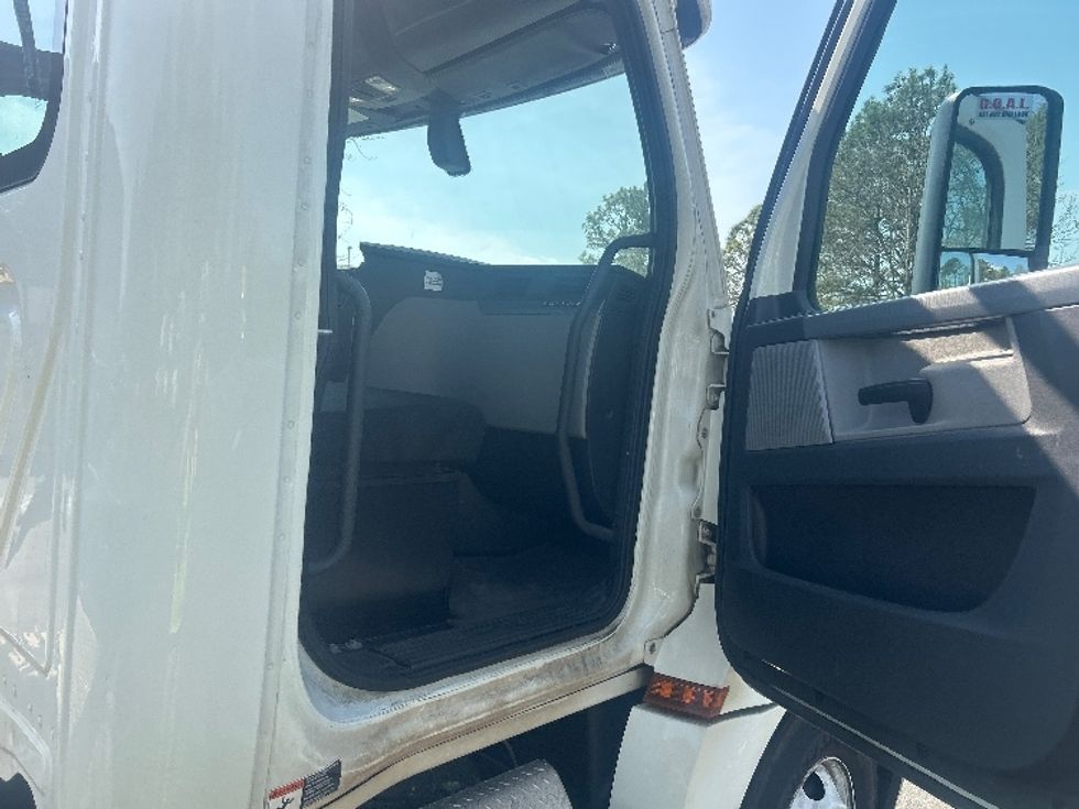 Day Cab Tractor-Heavy Duty Tractors-Freightliner-2019-T12664ST-Mebane-NC-274,870\n\t\tmiles-$ 50,250 - Image 11