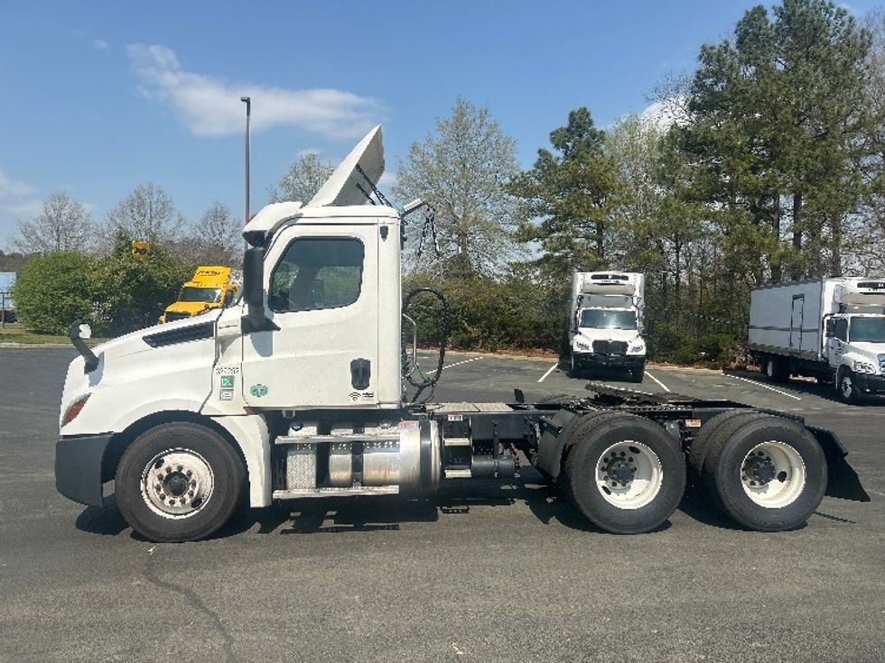 Day Cab Tractor-Heavy Duty Tractors-Freightliner-2019-T12664ST-Mebane-NC-274,870\n\t\tmiles-$ 50,250 - Image 4