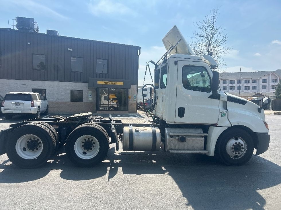 Day Cab Tractor-Heavy Duty Tractors-Freightliner-2019-T12664ST-Mebane-NC-274,870\n\t\tmiles-$ 50,250 - Image 8