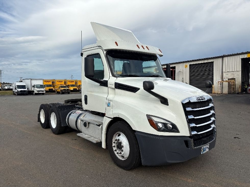 Day Cab Tractor-Heavy Duty Tractors-Freightliner-2019-T12664ST-Mebane-NC-282,384\n\t\tmiles-$ 51,500 - Image 1