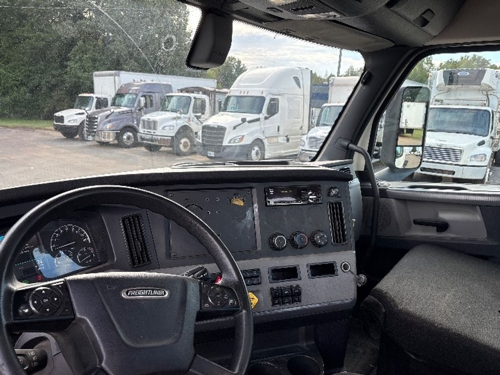 Day Cab Tractor-Heavy Duty Tractors-Freightliner-2019-T12664ST-Mebane-NC-282,384\n\t\tmiles-$ 51,500 - Image 10