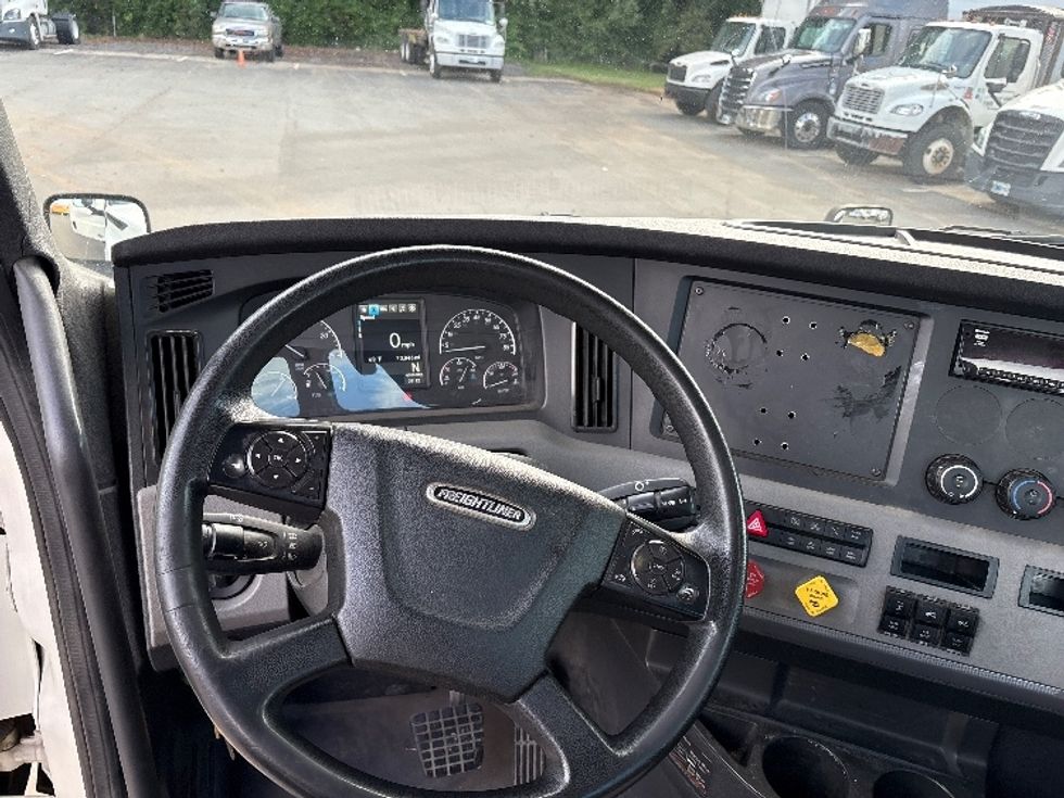 Day Cab Tractor-Heavy Duty Tractors-Freightliner-2019-T12664ST-Mebane-NC-282,384\n\t\tmiles-$ 51,500 - Image 11