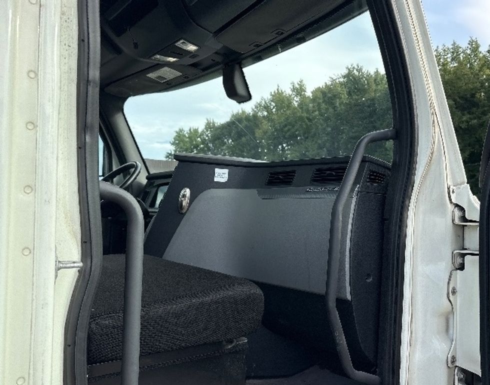 Day Cab Tractor-Heavy Duty Tractors-Freightliner-2019-T12664ST-Mebane-NC-282,384\n\t\tmiles-$ 51,500 - Image 12