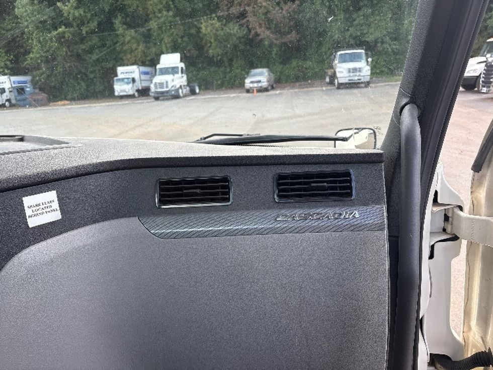 Day Cab Tractor-Heavy Duty Tractors-Freightliner-2019-T12664ST-Mebane-NC-282,384\n\t\tmiles-$ 51,500 - Image 13