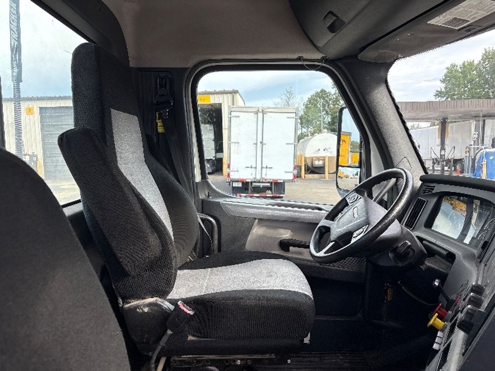 Day Cab Tractor-Heavy Duty Tractors-Freightliner-2019-T12664ST-Mebane-NC-282,384\n\t\tmiles-$ 51,500 - Image 14