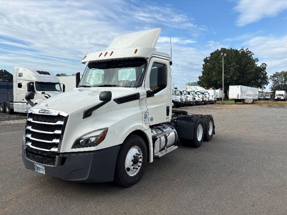 Day Cab Tractor-Heavy Duty Tractors-Freightliner-2019-T12664ST-Mebane-NC-282,384\n\t\tmiles-$ 51,500 - Image 3