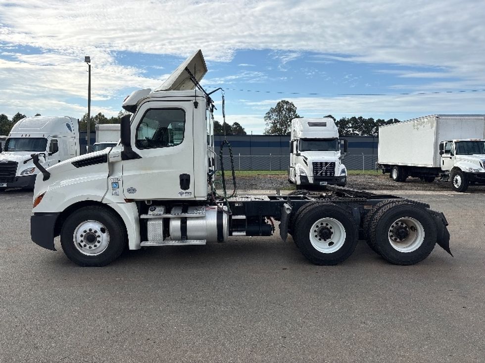 Day Cab Tractor-Heavy Duty Tractors-Freightliner-2019-T12664ST-Mebane-NC-282,384\n\t\tmiles-$ 51,500 - Image 4