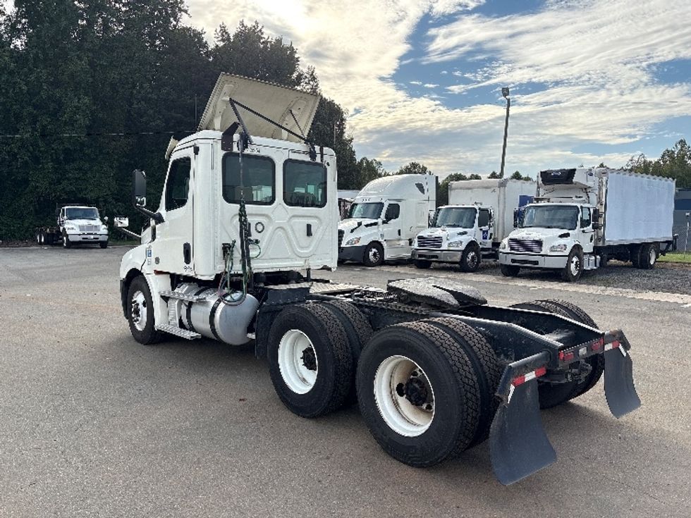 Day Cab Tractor-Heavy Duty Tractors-Freightliner-2019-T12664ST-Mebane-NC-282,384\n\t\tmiles-$ 51,500 - Image 5