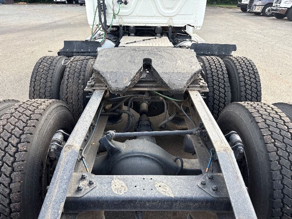 Day Cab Tractor-Heavy Duty Tractors-Freightliner-2019-T12664ST-Mebane-NC-282,384\n\t\tmiles-$ 51,500 - Image 6