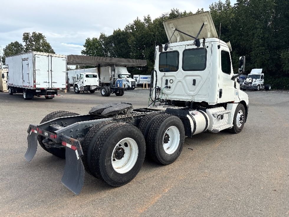 Day Cab Tractor-Heavy Duty Tractors-Freightliner-2019-T12664ST-Mebane-NC-282,384\n\t\tmiles-$ 51,500 - Image 7