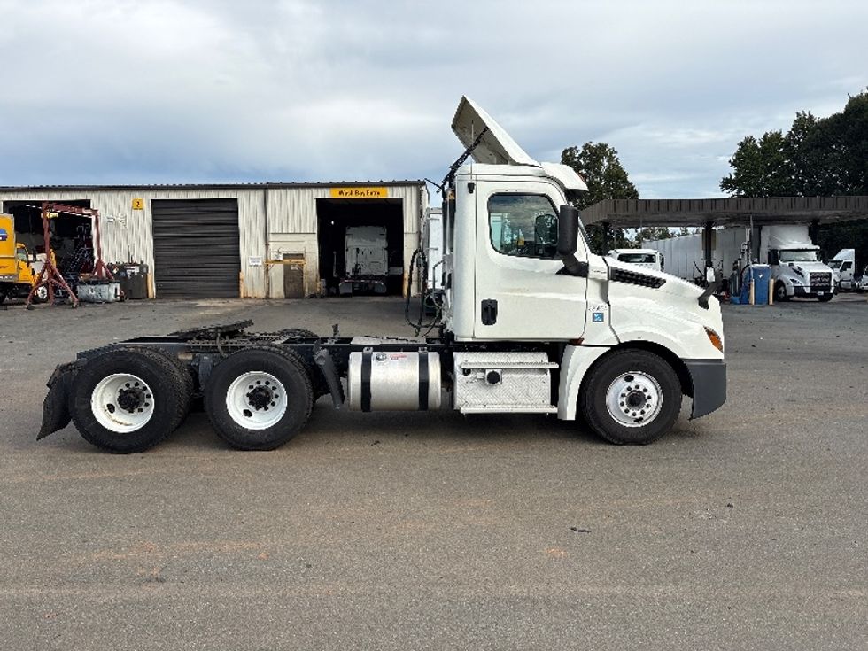 Day Cab Tractor-Heavy Duty Tractors-Freightliner-2019-T12664ST-Mebane-NC-282,384\n\t\tmiles-$ 51,500 - Image 8
