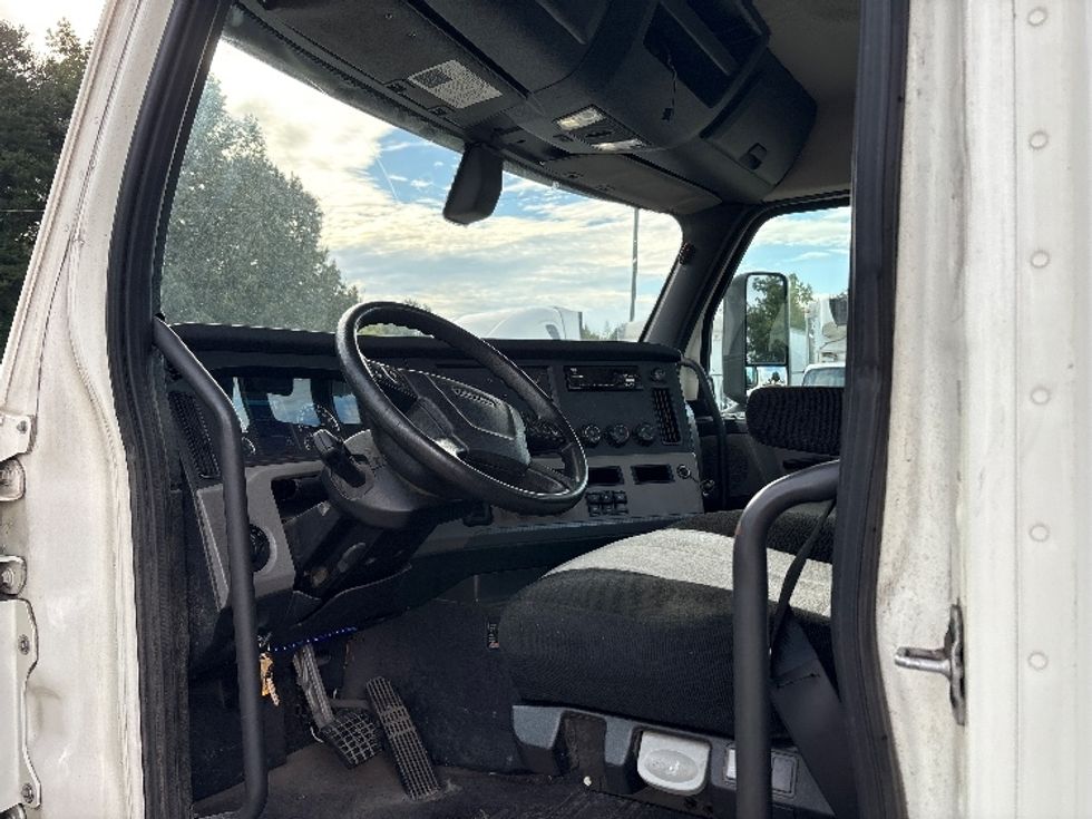 Day Cab Tractor-Heavy Duty Tractors-Freightliner-2019-T12664ST-Mebane-NC-282,384\n\t\tmiles-$ 51,500 - Image 9