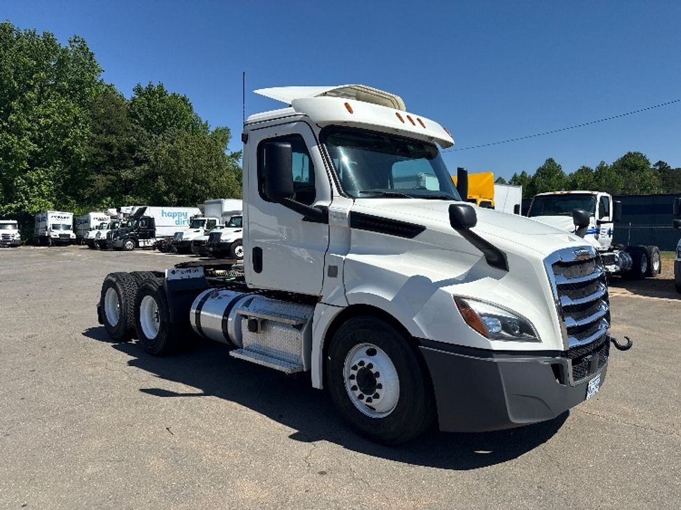 Day Cab Tractor-Heavy Duty Tractors-Freightliner-2019-T12664ST-Mebane-NC-321,678\n\t\tmiles-$ 52,500 - Image 1