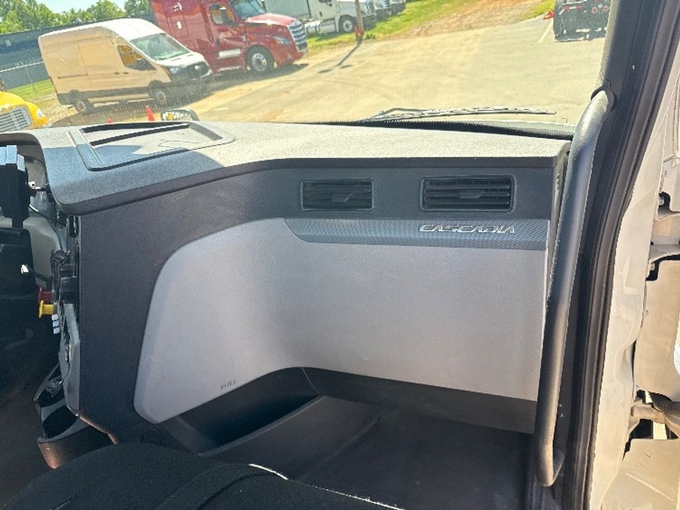 Day Cab Tractor-Heavy Duty Tractors-Freightliner-2019-T12664ST-Mebane-NC-321,678\n\t\tmiles-$ 52,500 - Image 13