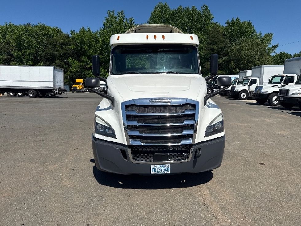 Day Cab Tractor-Heavy Duty Tractors-Freightliner-2019-T12664ST-Mebane-NC-321,678\n\t\tmiles-$ 52,500 - Image 2