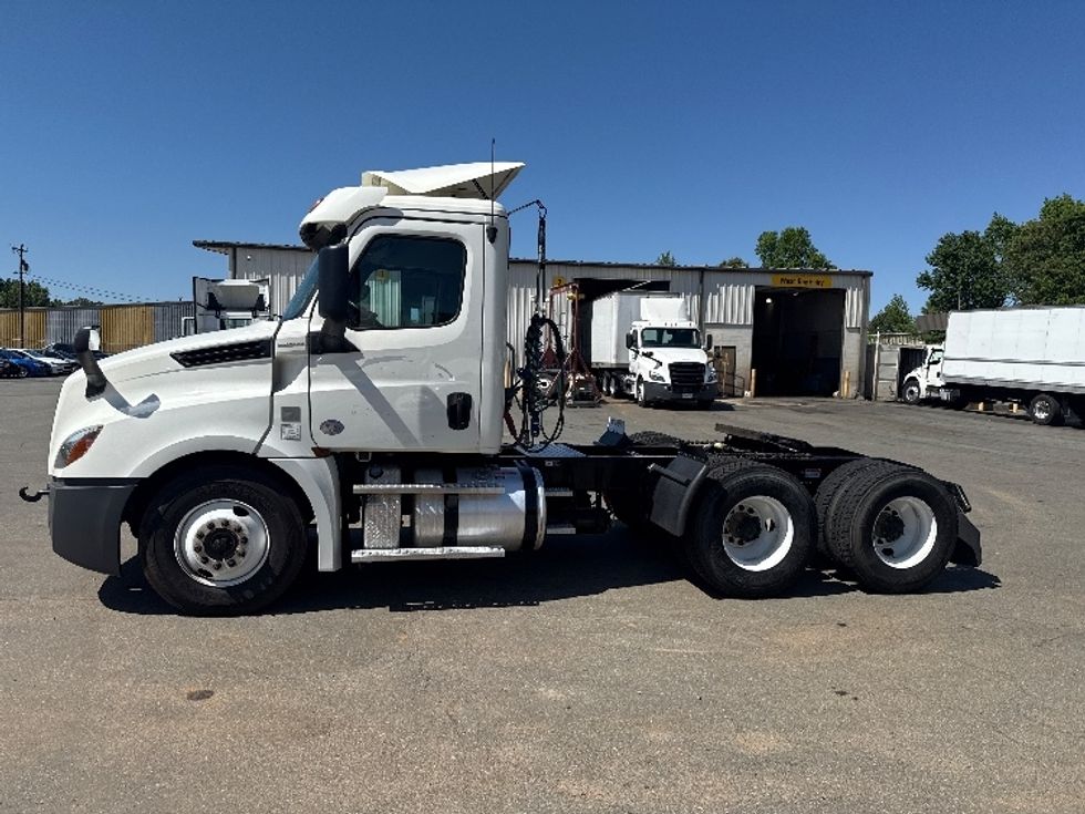 Day Cab Tractor-Heavy Duty Tractors-Freightliner-2019-T12664ST-Mebane-NC-321,678\n\t\tmiles-$ 52,500 - Image 4