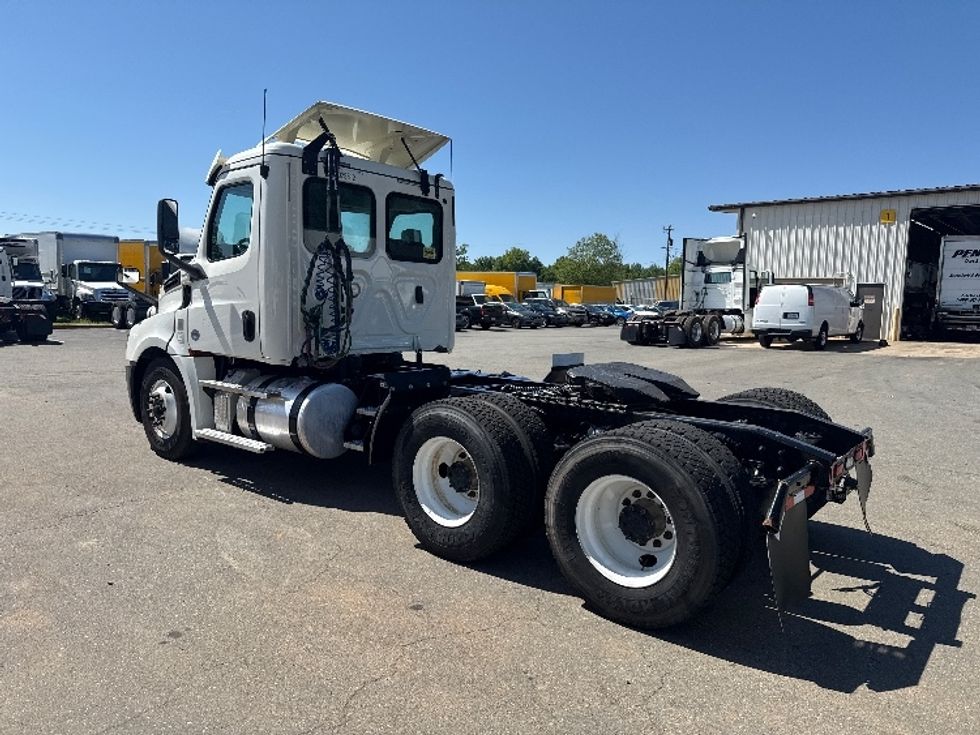 Day Cab Tractor-Heavy Duty Tractors-Freightliner-2019-T12664ST-Mebane-NC-321,678\n\t\tmiles-$ 52,500 - Image 5