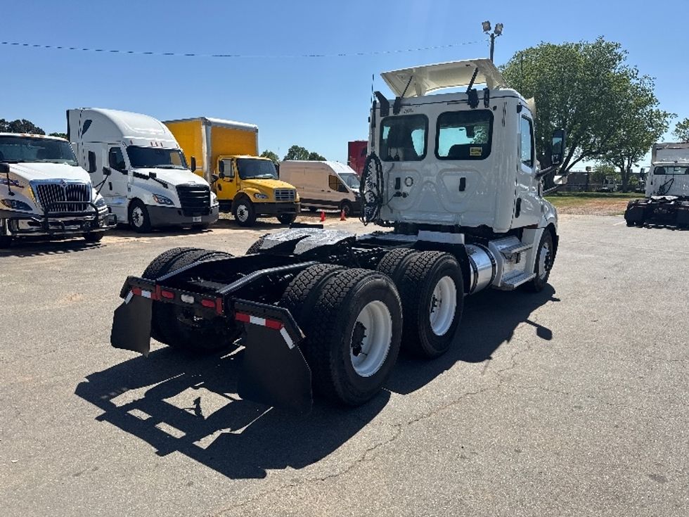 Day Cab Tractor-Heavy Duty Tractors-Freightliner-2019-T12664ST-Mebane-NC-321,678\n\t\tmiles-$ 52,500 - Image 7