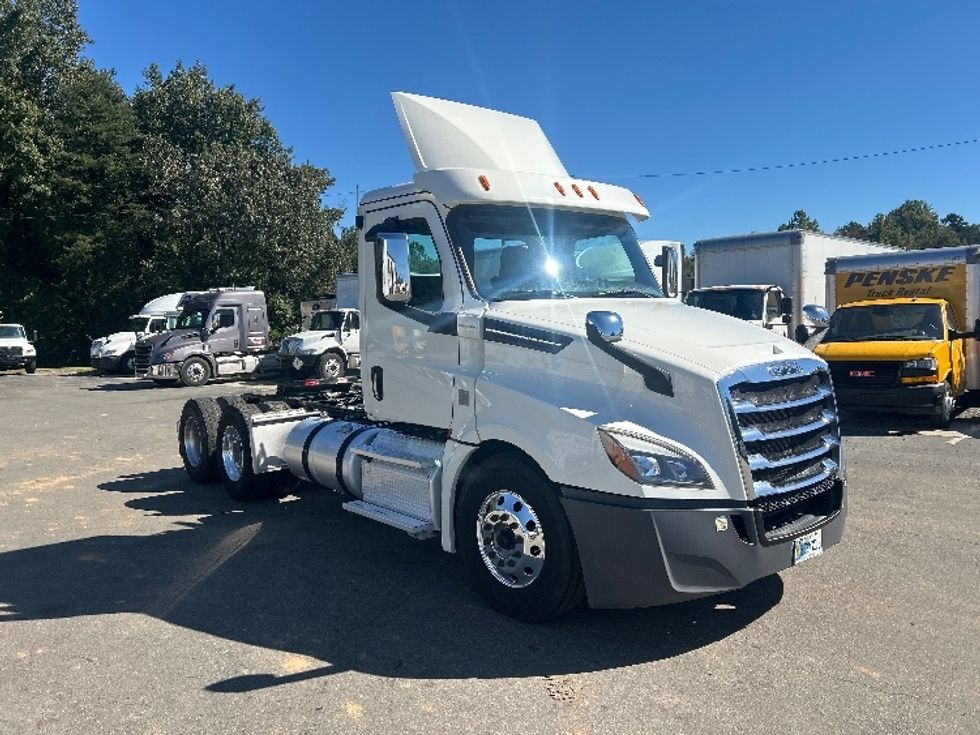 2019 Freightliner T12664ST Day Cab Tractor