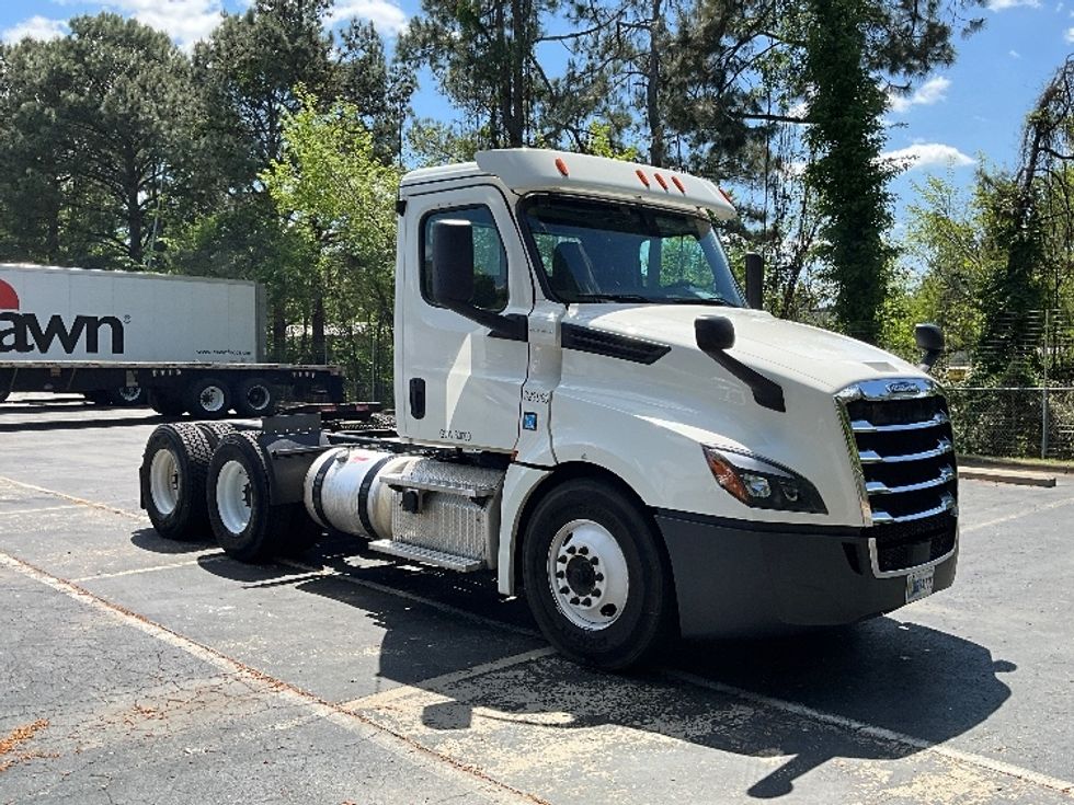 Day Cab Tractor-Heavy Duty Tractors-Freightliner-2019-T12664ST-Mebane-NC-490,943\n\t\tmiles-$ 43,000 - Image 1