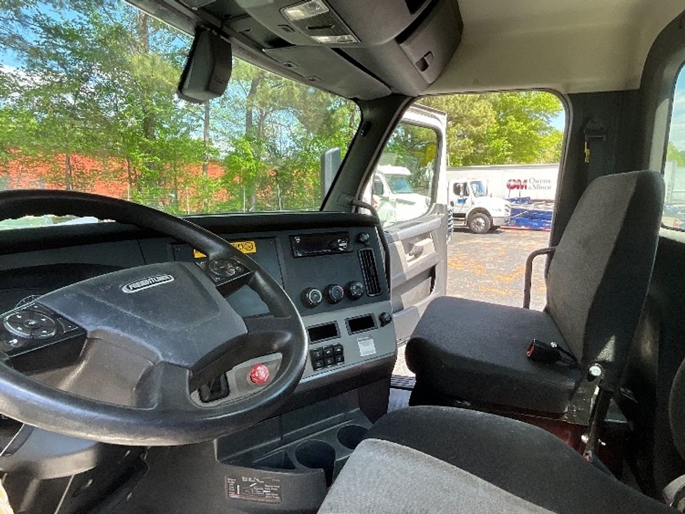 Day Cab Tractor-Heavy Duty Tractors-Freightliner-2019-T12664ST-Mebane-NC-490,943\n\t\tmiles-$ 43,000 - Image 10