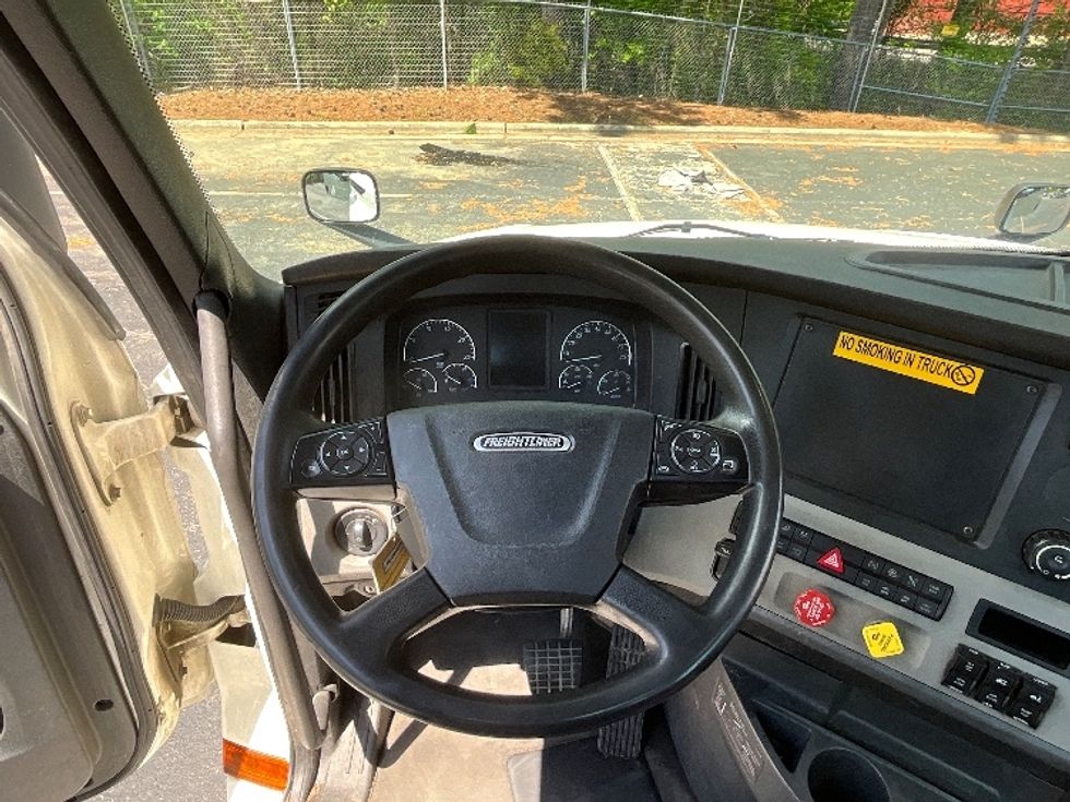 Day Cab Tractor-Heavy Duty Tractors-Freightliner-2019-T12664ST-Mebane-NC-490,943\n\t\tmiles-$ 43,000 - Image 11