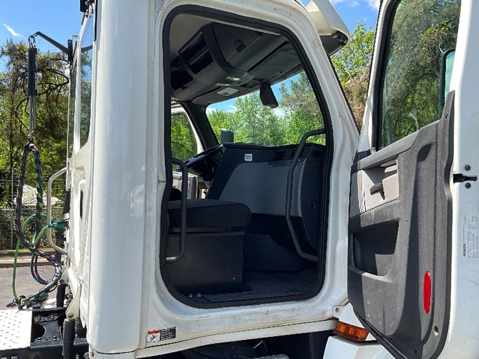 Day Cab Tractor-Heavy Duty Tractors-Freightliner-2019-T12664ST-Mebane-NC-490,943\n\t\tmiles-$ 43,000 - Image 12