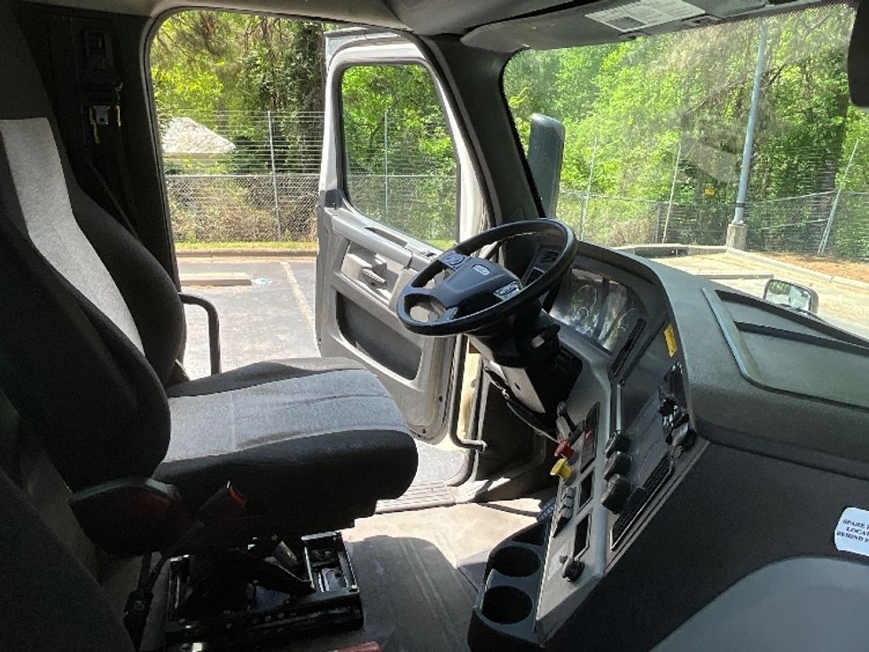 Day Cab Tractor-Heavy Duty Tractors-Freightliner-2019-T12664ST-Mebane-NC-490,943\n\t\tmiles-$ 43,000 - Image 14