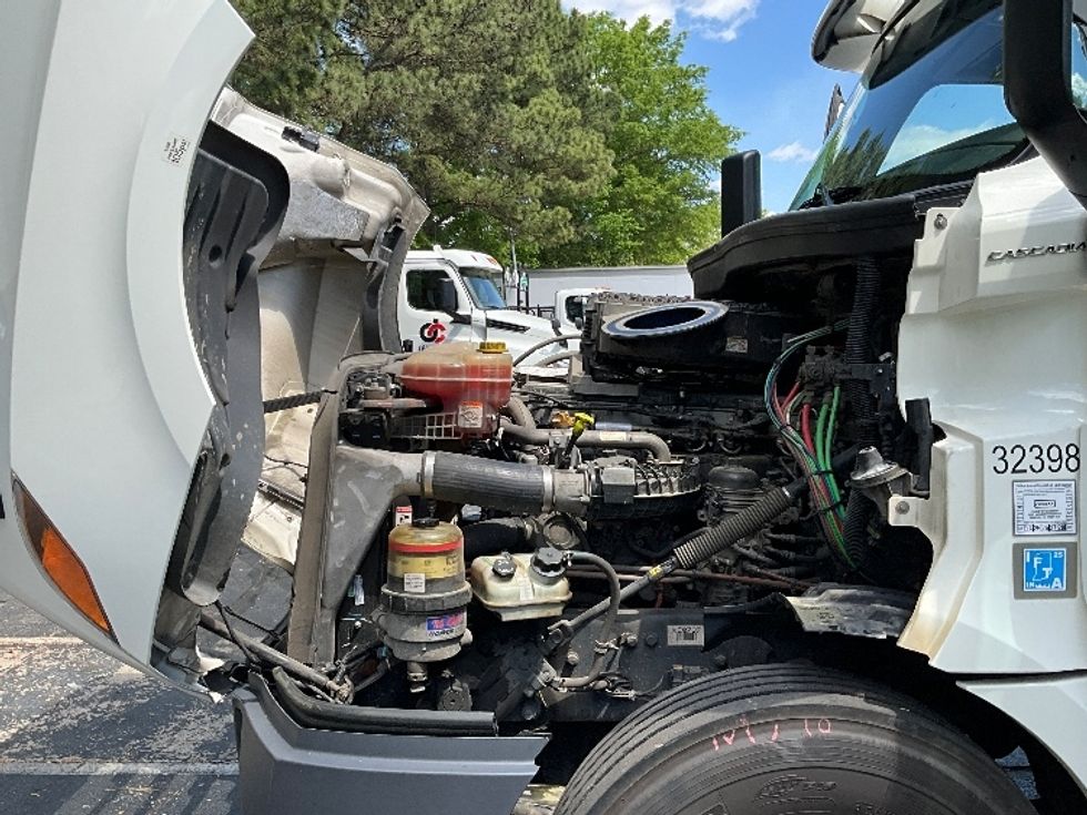 Day Cab Tractor-Heavy Duty Tractors-Freightliner-2019-T12664ST-Mebane-NC-490,943\n\t\tmiles-$ 43,000 - Image 16
