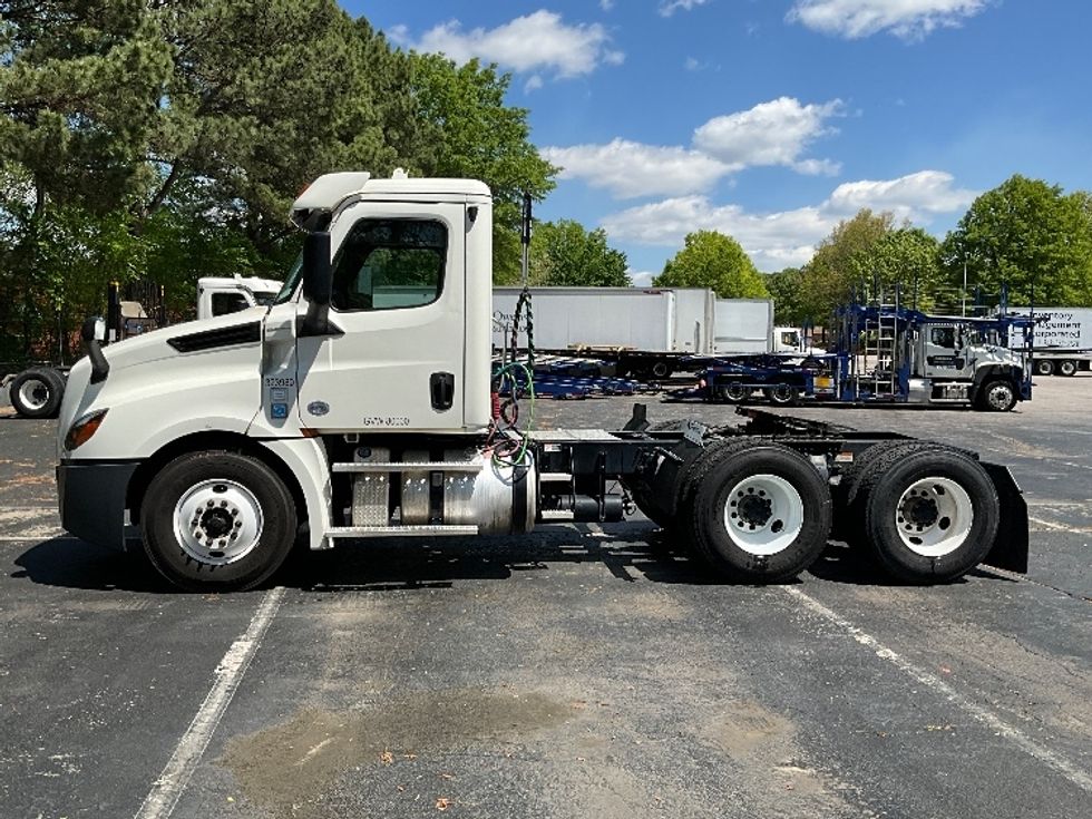 Day Cab Tractor-Heavy Duty Tractors-Freightliner-2019-T12664ST-Mebane-NC-490,943\n\t\tmiles-$ 43,000 - Image 4
