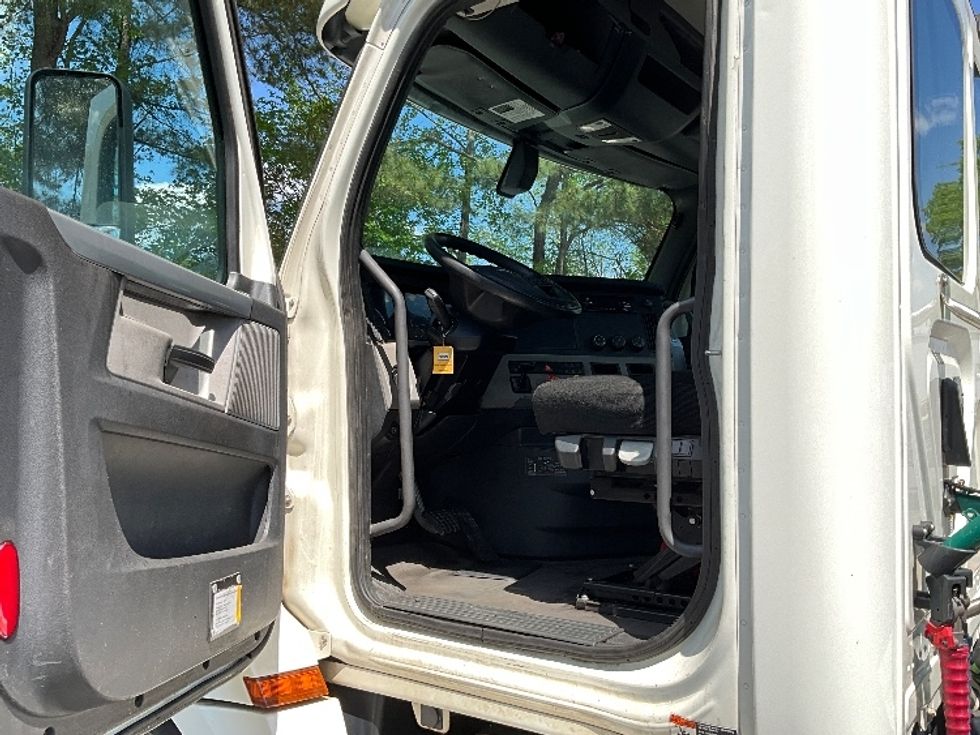 Day Cab Tractor-Heavy Duty Tractors-Freightliner-2019-T12664ST-Mebane-NC-490,943\n\t\tmiles-$ 43,000 - Image 9