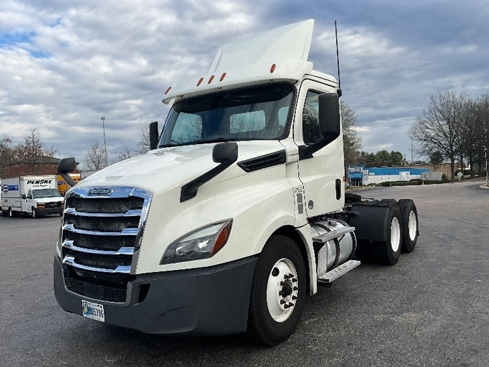 Day Cab Tractor-Heavy Duty Tractors-Freightliner-2019-T12664ST-Mebane-NC-493,671\n\t\tmiles-$ 38,750 - Image 1
