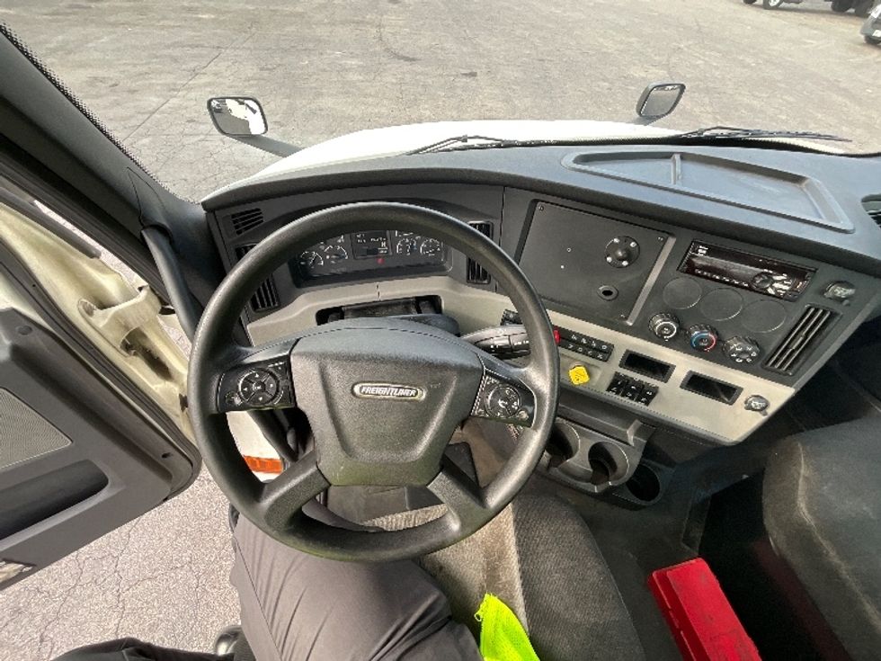 Day Cab Tractor-Heavy Duty Tractors-Freightliner-2019-T12664ST-Mebane-NC-493,671\n\t\tmiles-$ 38,750 - Image 10