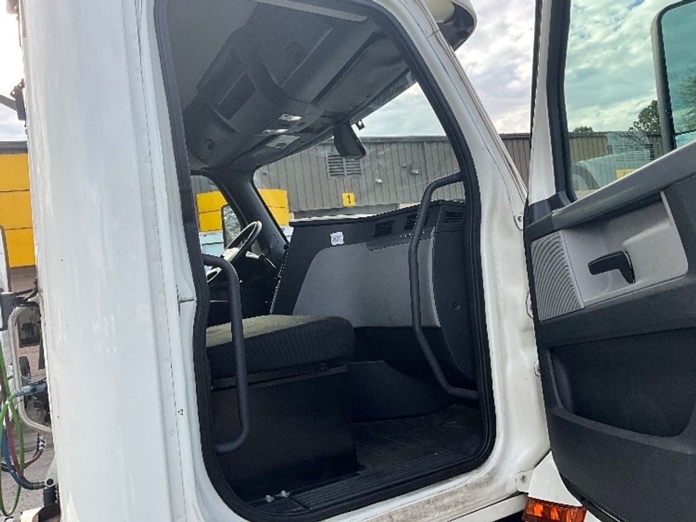 Day Cab Tractor-Heavy Duty Tractors-Freightliner-2019-T12664ST-Mebane-NC-493,671\n\t\tmiles-$ 38,750 - Image 11