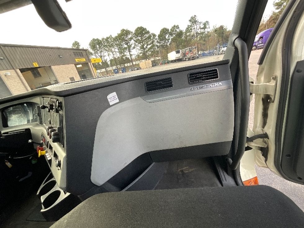Day Cab Tractor-Heavy Duty Tractors-Freightliner-2019-T12664ST-Mebane-NC-493,671\n\t\tmiles-$ 38,750 - Image 12