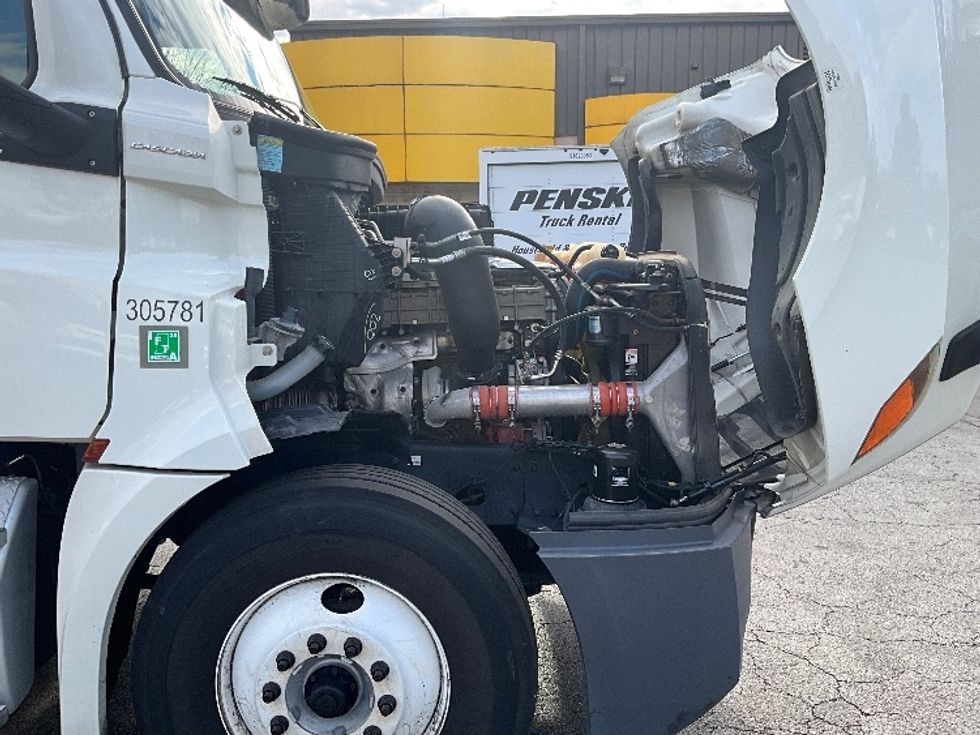 Day Cab Tractor-Heavy Duty Tractors-Freightliner-2019-T12664ST-Mebane-NC-493,671\n\t\tmiles-$ 38,750 - Image 14