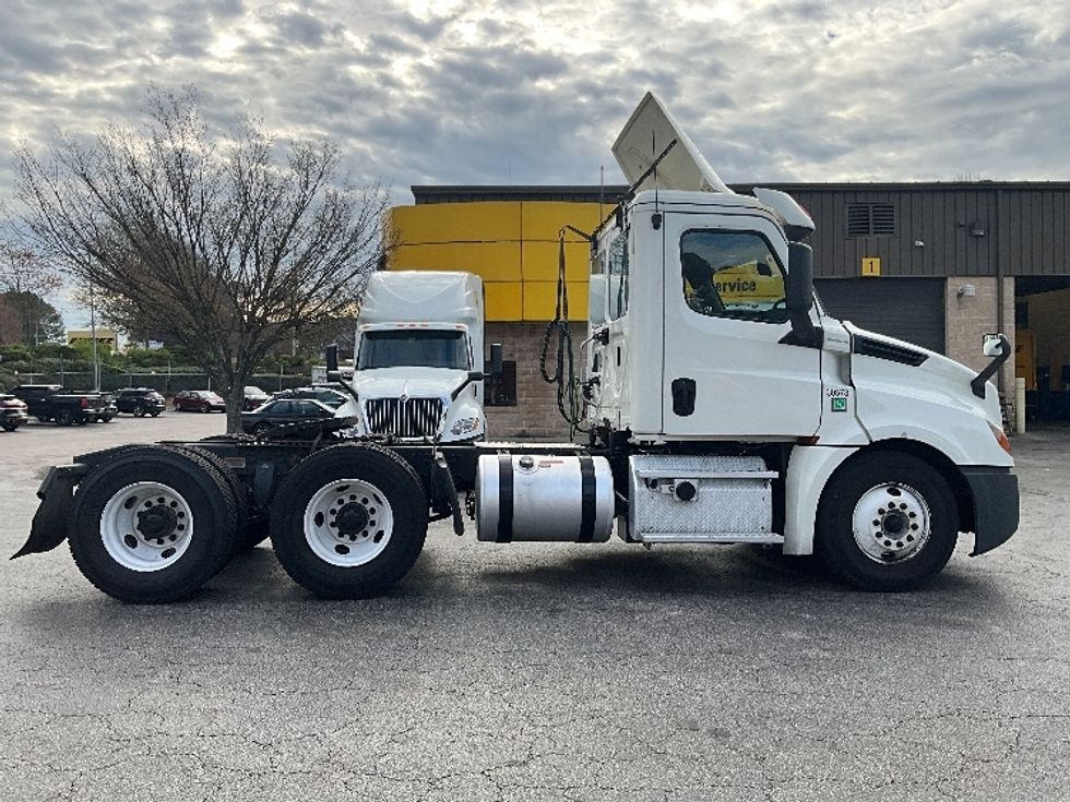 Day Cab Tractor-Heavy Duty Tractors-Freightliner-2019-T12664ST-Mebane-NC-493,671\n\t\tmiles-$ 38,750 - Image 7