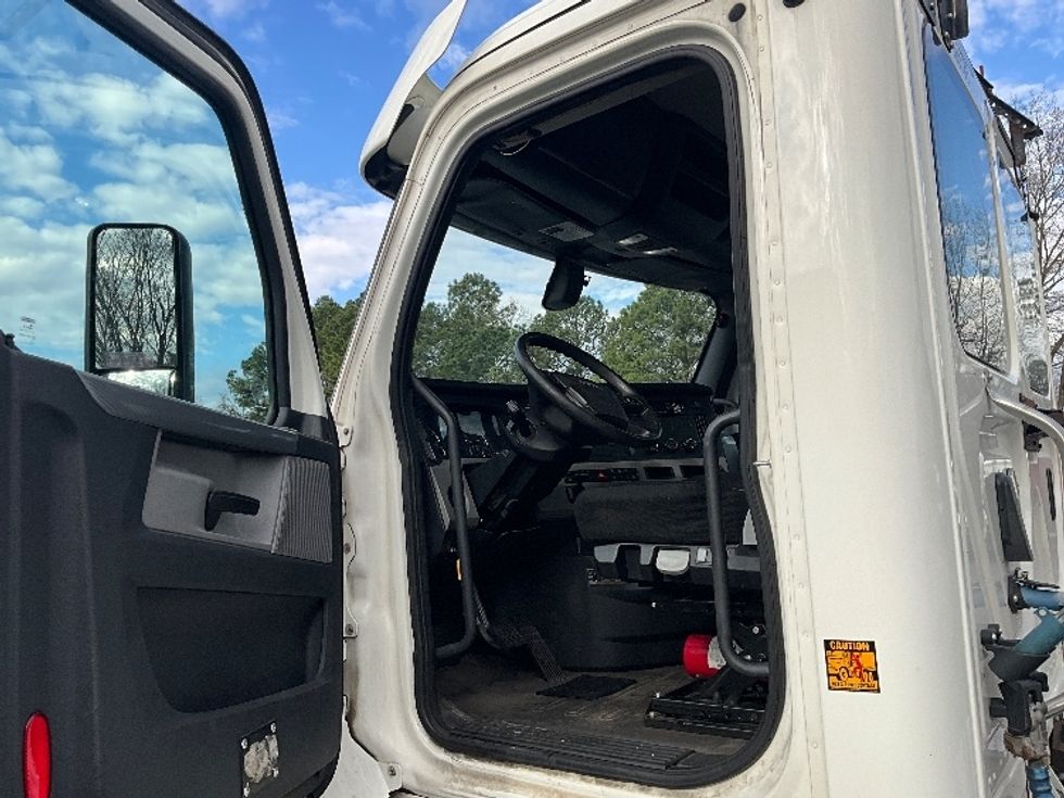 Day Cab Tractor-Heavy Duty Tractors-Freightliner-2019-T12664ST-Mebane-NC-493,671\n\t\tmiles-$ 38,750 - Image 8