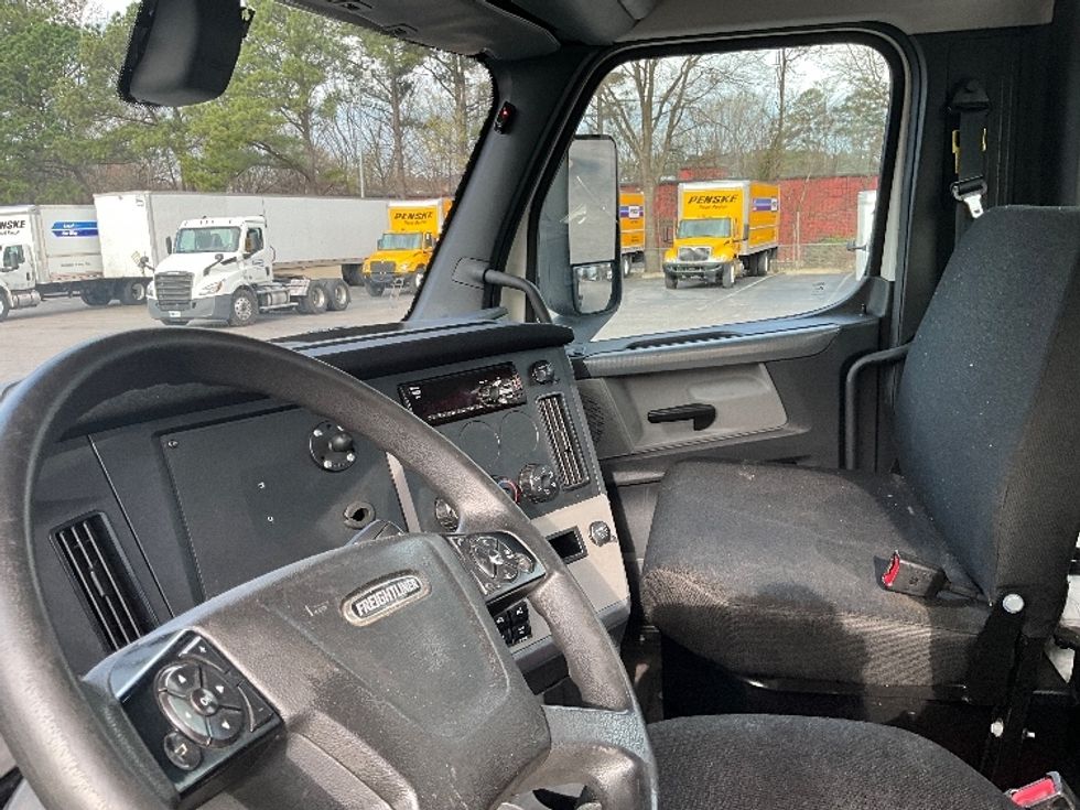 Day Cab Tractor-Heavy Duty Tractors-Freightliner-2019-T12664ST-Mebane-NC-493,671\n\t\tmiles-$ 38,750 - Image 9